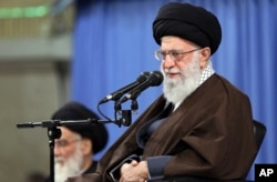 Dalam foto yang dirilis oleh situs web resmi kantor Pemimpin Tertinggi Iran, Pemimpin Iran Ayatollah Ali Khamenei, berbicara dalam pertemuan di Tehran, Iran, 14 April 2018.