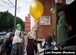 Perempuan memasuki Masjid Panita Amerika di pusat kota Los Angeles, California, 30 Januari 2015. Masjid pertama di Amerika Serikat yang didedikasikan khusus untuk perempuan. (Foto: REUTERS/Lori Shepler)