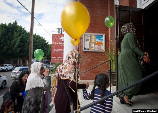 Perempuan memasuki Masjid Panita Amerika di pusat kota Los Angeles, California, 30 Januari 2015. Masjid pertama di Amerika Serikat yang didedikasikan khusus untuk perempuan. (Foto: REUTERS/Lori Shepler)