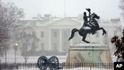 Snow falls at the White House after a winter weather prompted schools and the federal government to close, March 3, 2014 in Washington, D.C.