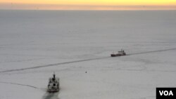 El tanquero ruso trata de llegar a través del hielo hasta Nome, donde desde hace semanas el mal tiempo ha provocado la interrupción de la entrega normal del combustible.
