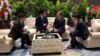 문재인 한국 대통령-아베 일본 총리, 방콕서 환담