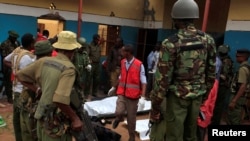 Cảnh sát đứng bên cạnh những thi thể sau vụ tấn công bị nghi là do những kẻ chủ chiến al-Shabab thực hiện ở Mandera, Kenya, ngày 6 tháng 11, 2016.