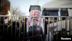 Hình ảnh ông Kim Jong Un trong một cuộc biểu tình ở Hàn Quốc. 