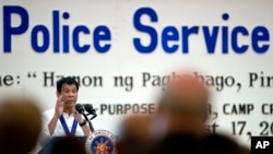 Presiden Filipina Rodrigo Duterte menyampaikan sambutan dalam peringatan HUT ke-115 Kepolisian Filipina, di markas besar Philippine National Police (PNP), Manila (17/8).