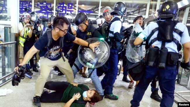 2019年8月13日香港警察在国际机场驱逐在那里的发送中示威人群。