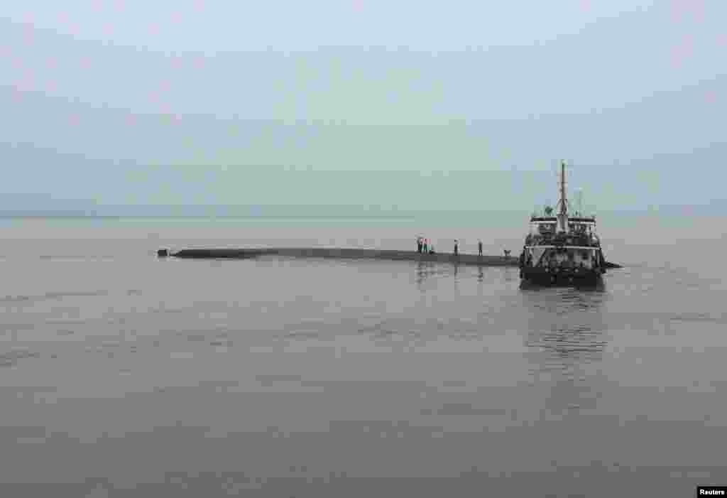 Rescue workers search the sunken ship in the Jianli section of Yangtze River, Hubei province, China, June 2, 2015.