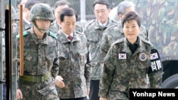 박근혜 한국 대통령(오른쪽)이 24일 안보태세 점검을 위해 경기도 연천 전방부대 소초를 방문하고 있다.