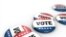 Фото для ілюстрації: значки з написом "голосуй" в кольорах прапора США