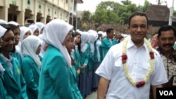 Menteri Pendidikan Anies Baswedan dalam kunjungan ke Solo (26/2). (VOA/Yudha Satriawan)