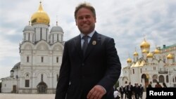 Russian anti-virus programs developer Yevgeny Kaspersky walks in the Kremlin after he was presented with a state award in Moscow, June 12, 2009. 