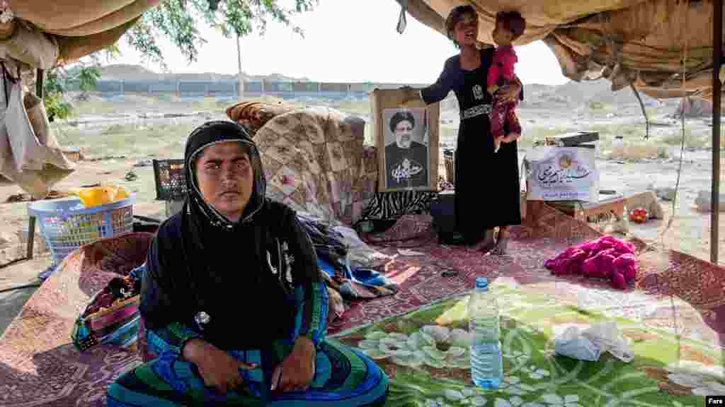 معمولا کسی از حاشیه نشینان هرمزگان خبری نمی‌گیرد اما در انتخابات کاندیداها برای رای حتی تا چادرهای آنها هم می آیند.