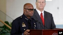 Kepala Kepolisian Dallas David Brown (kiri) dan Wlaikota Mike Rawlings dalam konferensi pers Jumat (8/7). (AP/Eric Gay)