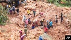 Family members dig for their son, who got buried in the mud when Cyclone Idai struck in Chimanimani about 600 kilometers southeast of Harare, Zimbabwe, March 19, 2019. 