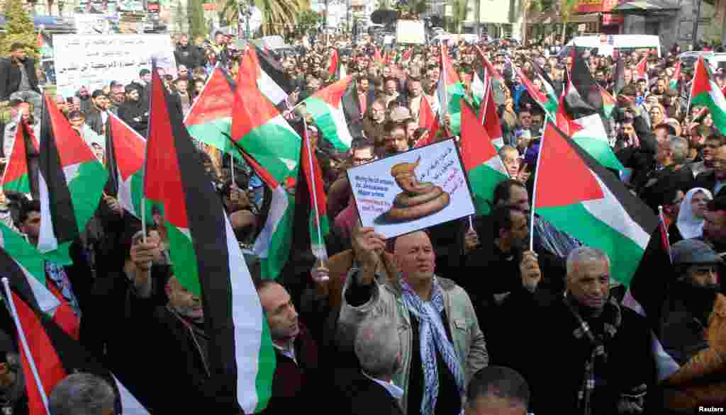 تظاهرات فلسطینی&zwnj;ها در شهر نابلس در کرانه باختری رود اردن. آنها علیه قول دونالد ترامپ برای&nbsp;جا به جا کردن سفارت آمریکا در اسرائیل از شهر&nbsp;تل&zwnj;آویو&nbsp;به شهر&nbsp;اورشلیم&nbsp;اعتراض می&zwnj;&zwnj;کنند. &nbsp; 