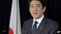 PM Jepang yang baru Shinzo Abe berjanji untuk tekan Bank of Japan agar melonggarkan kebijakan moneter. (AP/Koji Sahasara)