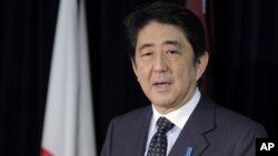 Perdana Menteri Jepang Shinzo Abe mengumumkan paket stimulus ekonomi sebesar 117 milyar dolar untuk menggenjot ekonomi Jepang yang lesu (foto: dok). 