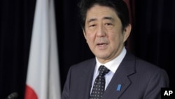 Nhà lãnh đạo đảng Dân chủ Tự do Shinzo Abe nói chuyện tại cuộc họp báo ở Tokyo, 16/12/12