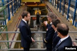 资料照片：在布雷斯特附近的克罗宗海军潜艇基地，法国总统马克龙在一艘法国核潜艇前听取汇报。(2017年7月4日)