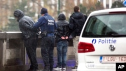 Polisi Brussels, Belgia menahan beberapa tersangka orang dalam upaya pengejaran terhadap Salah Abdeslam, tersangka pelaku serangan di Paris yang masih buron (foto: dok).