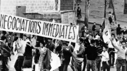 Les séparatistes algériens manifestent avec les drapeaux du FLN le 1er novembre 1961, à Diar el Mahcoul à Alger, pour célébrer le «jour de l'indépendance» et le 7e anniversaire de la rébellion algérienne.