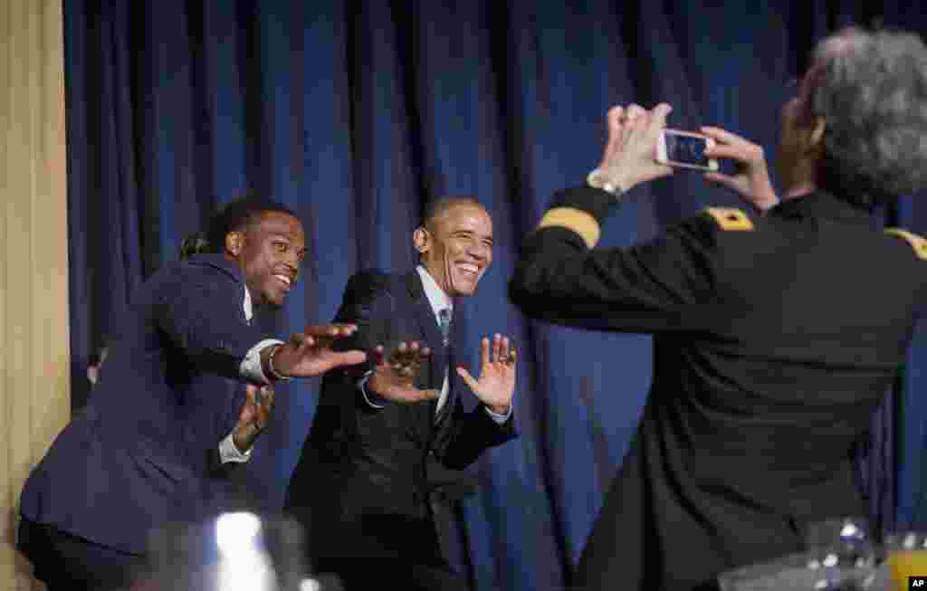 President Barack Obama, and University of Alabama football player and Heisman Trophy winner Derrick Henry strike a &#39;Heisman-pose&#39; for a photo during the National Prayer Breakfast in Washington.