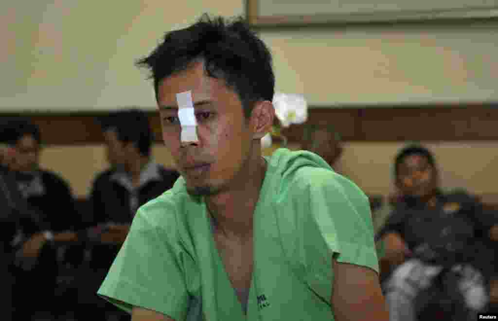 A passenger of a Lion Air plane that missed the runway at Bali's international airport receives treatment at Kasih Ibu hospital near Denpasar, Bali, Apr. 13, 2013.