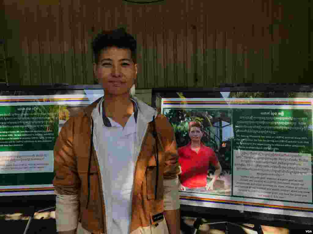 លោក សួង ភក្តី (ដែលមានភេទជាស្រី) សកម្មជនអ្នកស្រលាញ់ភេទដូចគ្នា រើសអើងក្រុមអ្នកស្រលាញ់ភេទដូចគ្នា ក្នុងកម្មវិធីពិព័រណ៍រូបថតសកម្មជន និងផ្សព្វផ្សាយរបាយការណ៍ពាក់ព័ន្ធនឹងការរកឃើញអំពីការរើសអើងអ្នកស្រលាញ់ភេទដូចគ្នា នៅថ្ងៃទី០៩ ខែធ្នូ ឆ្នាំ២០១៩។ (កាន់ វិច្ឆិកា/VOA) 