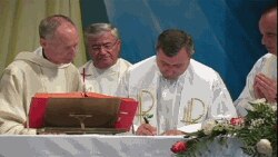 At Anton Kçira i Kishës Katolike në Miçigan del në pension