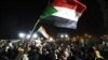 Les manifestants soudanais se réjouissent après un accord conclu avec le conseil militaire pour former une transition de trois ans en vue de transférer le pouvoir à une administration entièrement civile, Khartoum, le 15 mai 2019.