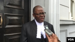 Human rights lawyer, former Zimbabwe finance minister Tendai Biti, addressing journalists outside court. He says after he wants the death penalty completely outlawed in Zimbabwe, 20 Jan. 2016. (Sebastian Mhofu/VOA) 