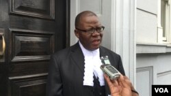 FILE - Human rights lawyer, former Zimbabwe finance minister Tendai Biti, addresses journalists outside court, Jan. 20, 2016. (Sebastian Mhofu/VOA) 