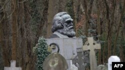 Makam filsuf Jerman, Karl Marx, di kompleks pemakaman Highgate di utara London, 5 Februari 2019.