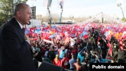 Presiden Turki Recep Tayyip Erdogan berpidato di hadapan ribuan massa pendukungnya di Istanbul, Minggu (10/3).