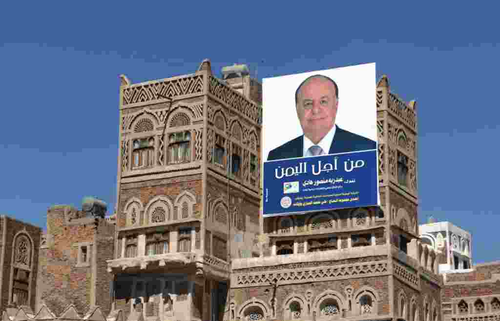 Abed Rabbo Manousr Hadi yang wajahnya terpampang di spanduk ini adalah satu-satunya kandidat dalam pemilu ini (VOA - E. Arrott).