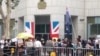 港人英领馆外示威占领促英国履行责任（美国之音海彦拍摄）