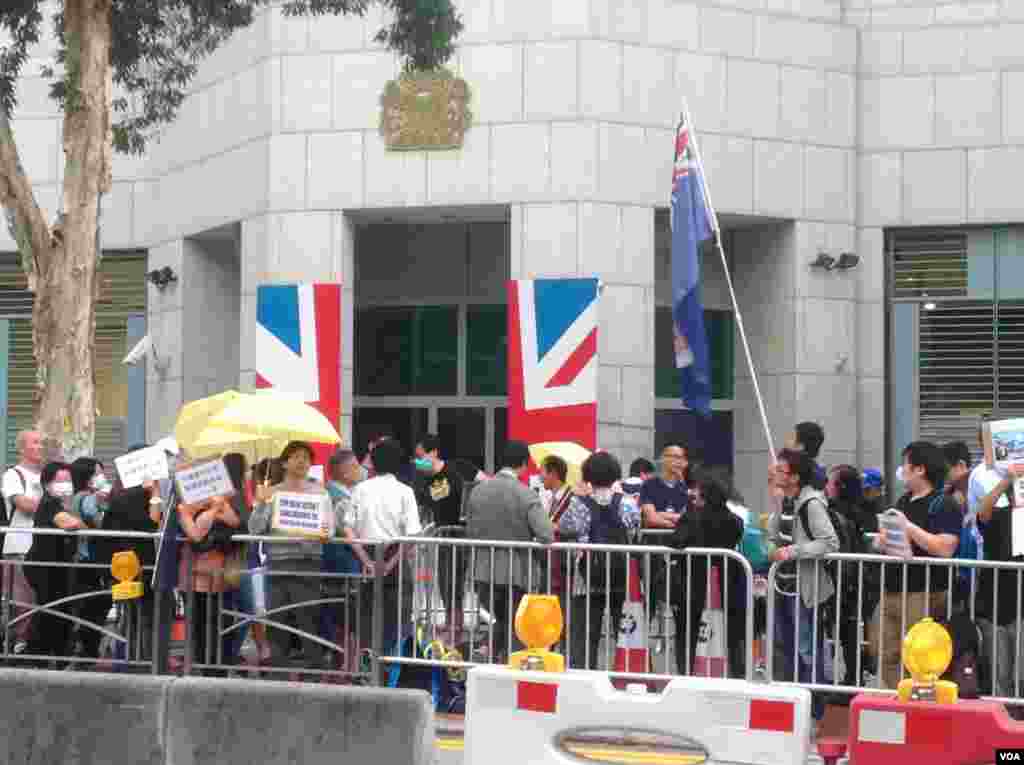 港人英领馆外示威占领促英国履行责任（美国之音海彦拍摄）