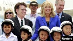 Bà Jill Biden, vợ của Phó tổng thống Mỹ Joe Biden, chụp ảnh với các quan chức và trẻ em tại sân bay Nội Bài, Hà Nội, ngày 19/7.