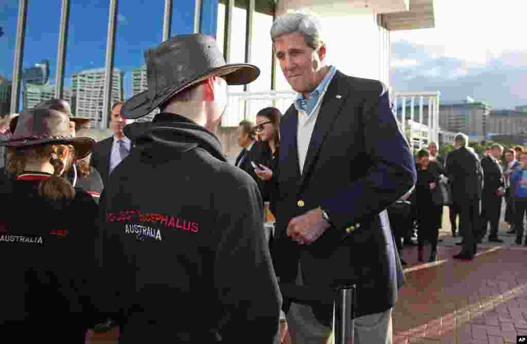 U.S. Secretary of State John Kerry (right) chats with school children while visiting the National Maritime Museum in Sydney, Aug. 11, 2014.