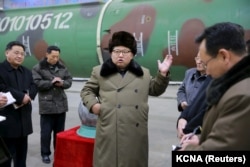 ຜູ້ນຳເກົາຫຼີເໜືອ ທ່ານ Kim Jong Un ພົບປະກັບບັນດານັກວິທະສາດ ແລະ ນັກຊ່ຽວຊານດ້ານເທັກນິກ ຢູ່ທີ່ສະໜາມຄົ້ນຄວ້າ ອາວຸດນິວເຄລຍ ໃນຮູບພາບນີ້ ທີ່ໄດ້ຖືກເຜີຍແພ່ ໂດຍອົງການຂ່າວຂອງສູນກາງ ເກົາຫຼີເໜືອ (KCNA), ໃນ Pyongyang, ວັນທີ 9 ມີນາ 2016.