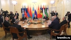 Главы государств СНГ на неформальном саммите 24 декабря 2019 г.