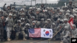 Cолдаты США и южнокорейской армии во время совместных военных учений. 