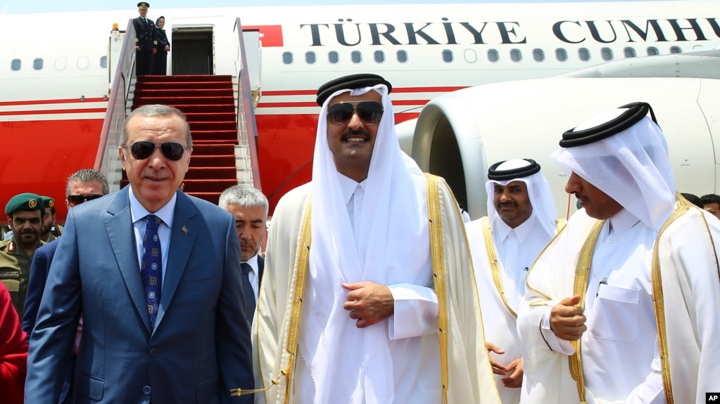 Cumhurbaşkanı Recep Tayyip Erdoğan ve dönemin Katar Şeyhi Tamim bin Hamad Al Thani 2017'de Doha'da.