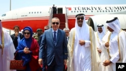 استقبال شیخ تمیم بن حمد آل ثانی امیر قطر از رجب طیب اردوغان رئیس جمهوری ترکیه و همسرش در فرودگاه دوحه - ۲ مرداد ۱۳۹۶ 