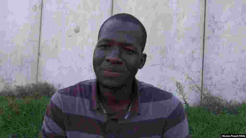 Babacar Sogoba, un Malien de 22 ans. Il a quitté son pays en 2014 pour tenter de rejoindre l&#39;Europe. Il pose pour VOA Afrique dans le centre d&#39;accueil de la Croix Rouge italienne derrière la gare de Tiburtina, Rome, 5 octobre 2015 (Nicolas Pinault/VOA). &nbsp;