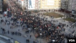 Ribuan demonstran melakukan unjuk rasa di ibukota Pristina hari Sabtu (9/1). 