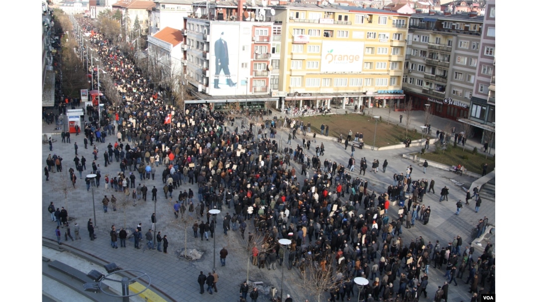 About 8,000 anti-government demonstrators took part in the protest in Pristina, Kosovo, Jan. 9, 2016. (P.W. Wellman/VOA)