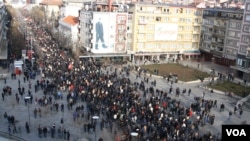 코소보 수도 프리스티나에서 9일 약 8천명이 반정부 시위를 벌이고 있다.