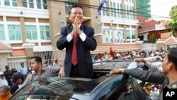 FILE - Cambodia's main opposition Cambodia National Rescue Party Deputy President and National Assembly Deputy President Kem Sokha greets to his supporters outside the Phnom Penh Municipality Court in Phnom Penh, April 8, 2015. Kem Sokha is facing a scandal related to alleged phone conversations with a mistress.