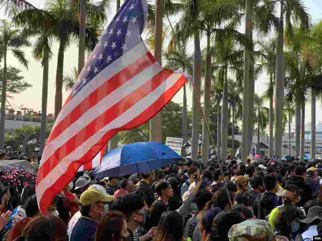 تشکر مردم هنگ &zwnj;کنگ از آمریکا برای حمایت از معترضان و دموکراسی&zwnj;خواهان با حضور در مقابل کنسولگری ایالات متحده در هنگ&zwnj;کنگ